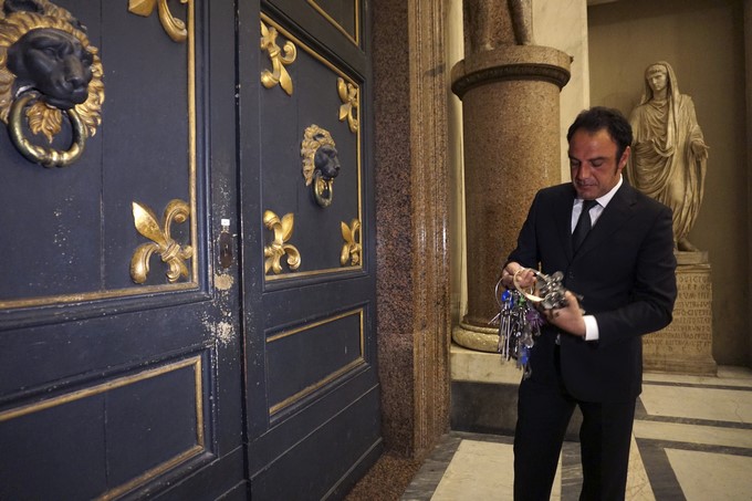 Como en una escena bíblica, Gianni Crea aparece en la oscuridad de una Roma que aún duerme, son las 5 de la mañana, con un enorme manojo de llaves en la mano. Se detiene ante el enorme portón de madera y abre "las puertas del paraíso", pues es el responsable de los claveros de los Museos Vaticanos. EFE