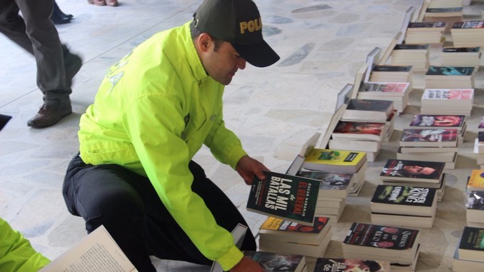 Libros incautados en Bogotá.
