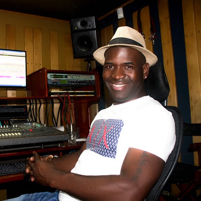 Lucas Lozano emprende su carrera musical tras hacerse viral su talento con una presentación en el Transmilenio de Bogotá/ Cortesía AG Producciones