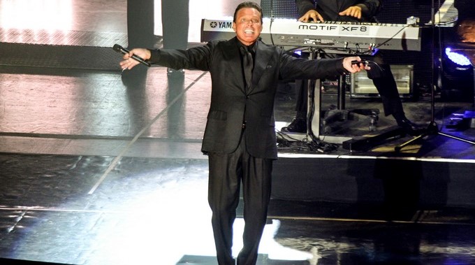 El cantante Luis Miguel durante su segundo concierto en el Auditorio Nacional de Ciudad de México. EFE/Archivo