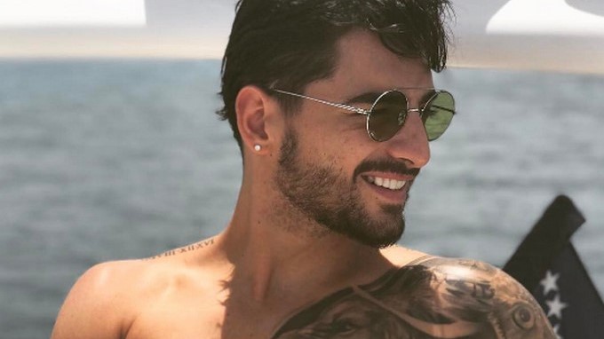 VIDEO: Semidesnudo, Maluma da tutorial de cómo se baila salsa