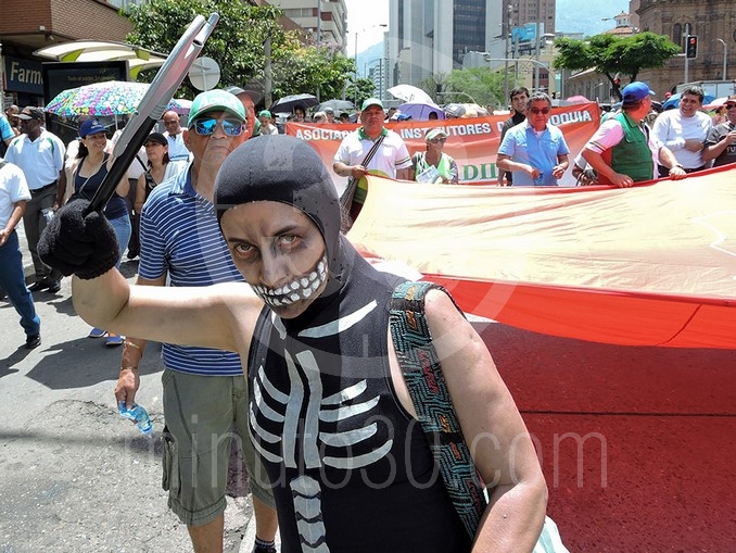 Marcha de maestros en Medellín.