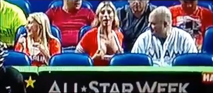 Korina Evaniuk, fan de los Miami Marlins que mostró sus pechos en pleno partido/ Tomada de Youtube: The World Gone Crazy