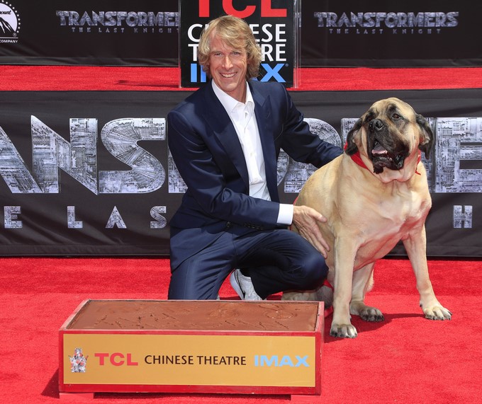 El director estadounidense Michael Bay posa junto a su perro Rebel durante una ceremonia en su honor, en el TCL Chinese Theater en Hollywood, California, Estados Unidos. EFE