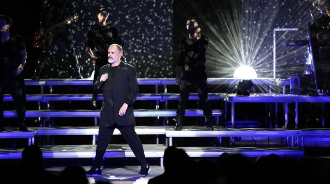 Fotografía cedida el jueves 12 de mayo de 2017 por la organización del concierto, que muestra al cantante español Miguel Bosé durante su actuación, en San Antonio, Texas (EE.UU.). EFE
