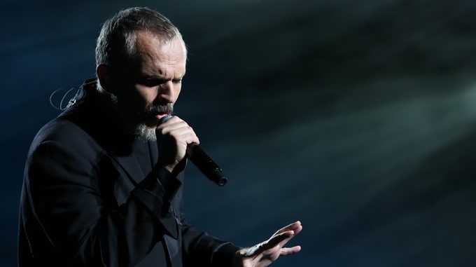 Fotografía cedida el jueves 12 de mayo de 2017 por la organización del concierto, que muestra al cantante español Miguel Bosé durante su actuación, en San Antonio, Texas (EE.UU.). EFE