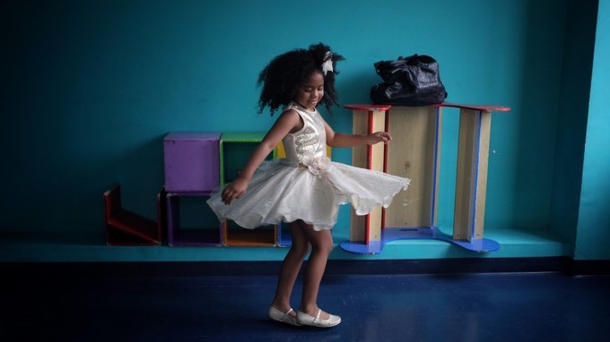 Fotografía del 4 de mayo de 2017, de una niña durante un ensayo previo a un certamen de belleza infantil en Ciudad de México (México). Los certámenes de belleza infantil se han popularizado en los últimos años en México, un fenómeno celebrado por organizadores, las participantes y sus padres, pero acusado de perpetuar estereotipos de género y de sexualizar las menores. EFE