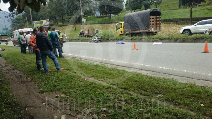 Motociclista muerto en la autopista Sur.
