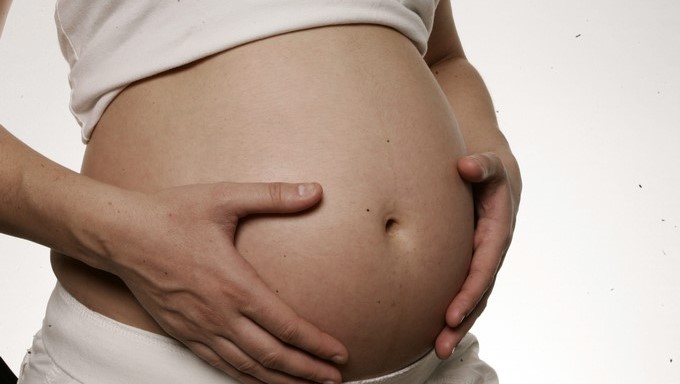 Proyecto de ley busca modificar la licencia de maternidad para que pueda ser compartida entre los padres