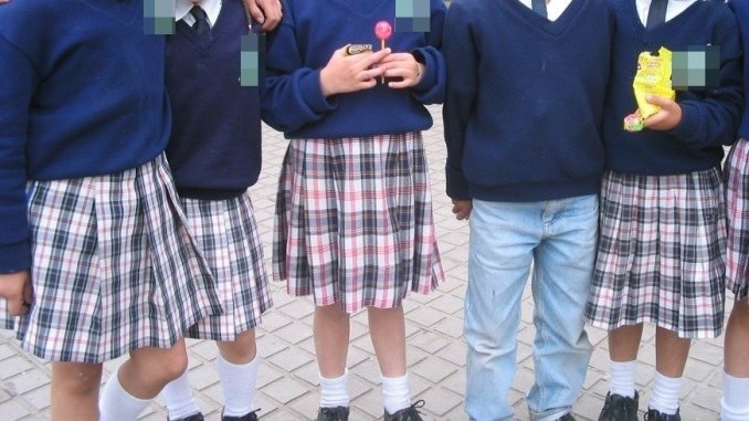 VIDEO: Una niña fue arrollada al frente de su colegio por un taxista que huyó