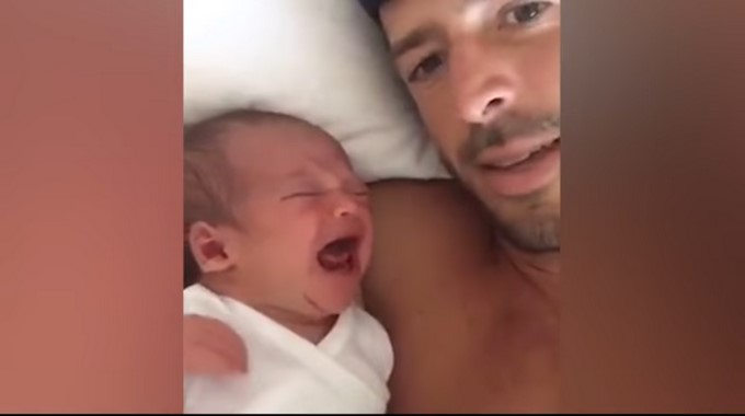 Daniel Eisenman calma a su bebita con un "om"/ Tomada de Youtube: Newschapl