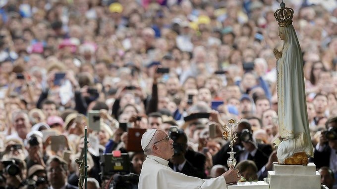 El Papa se presenta como “un obispo vestido de blanco” ante la Virgen de Fátima