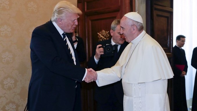 FOTOS Y VIDEO: Trump y el papa intercambian deseos de paz en un primer acercamiento