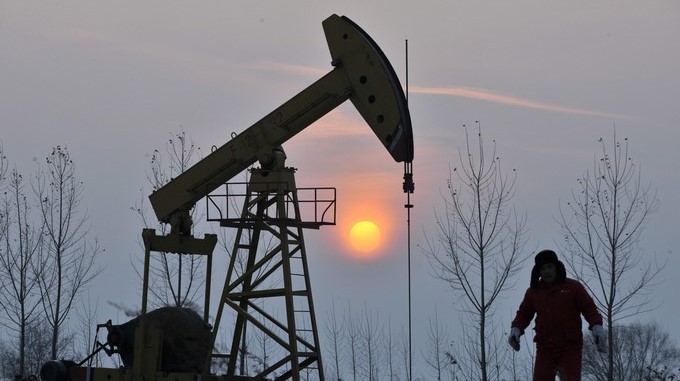 Fotografía de archivo del 25 de noviembre de 2009 de un empleado del campo de extracción de crudo en Xinming, noreste de China. EFE/Archivo
