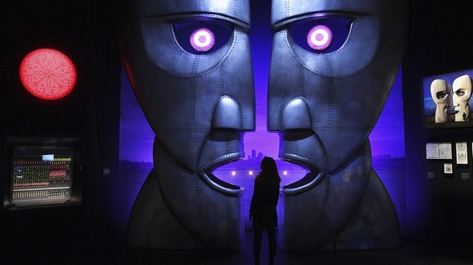 Una empleada del museo Victoria and Albert posa para los medios en la exposición "The Pink Floyd Exhibition: Their Mortal Remains" en Londres (Reino Unido) hoy, 9 de mayo de 2017. La exposición estará abierta al público del 13 de mayo al 1 de octubre de 2017. EFE