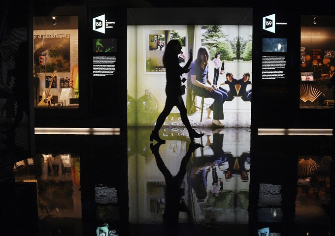 Una empleada del museo Victoria and Albert posa para los medios en la exposición "The Pink Floyd Exhibition: Their Mortal Remains" en Londres. EFE