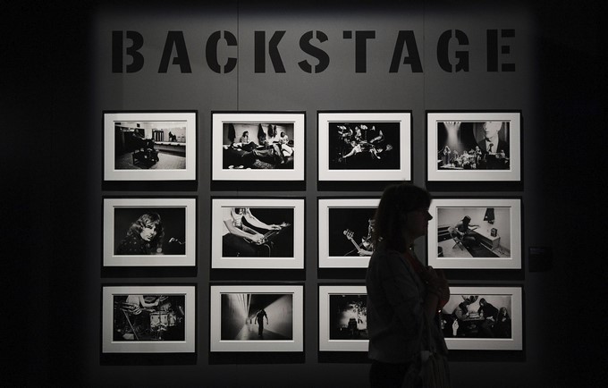 Una empleada del museo Victoria and Albert posa para los medios en la exposición "The Pink Floyd Exhibition: Their Mortal Remains" en Londres. EFE