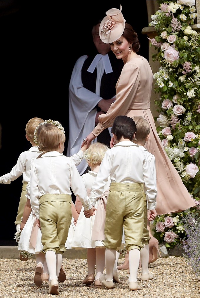 Catherine, the Duchess of Cambridge (R) arrive with the bridemaids and pageboys to the wedding ceremony of Pippa Middleton and James Matthews at St Mark's church in Englefield, Berkshire, Britain, 20 May 2017. Pippa Middleton, the younger sister of Catherine, the Duchess of Cambridge is to marry financier James Matthews. (Duque Duquesa Cambridge) EFE