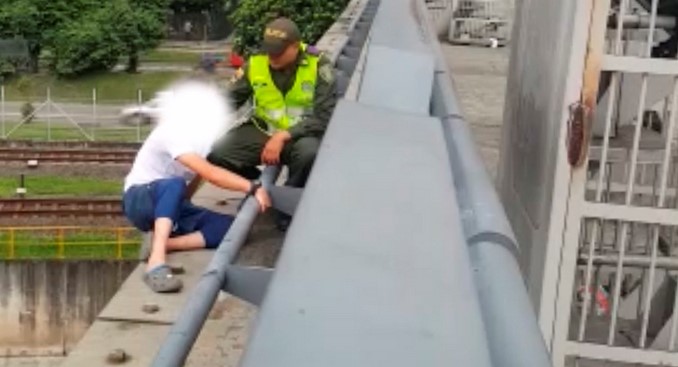 La Policía evitó un suicidio en el puente de la 4 Sur.