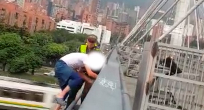 La Policía evitó un suicidio en el puente de la 4 Sur.
