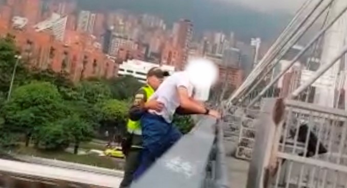 La Policía evitó un suicidio en el puente de la 4 Sur.