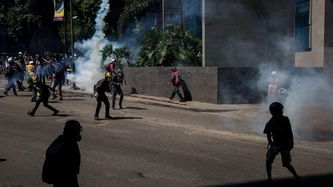 Agentes de la PNB dispersan con lacrimógenos una marcha opositora en Caracas