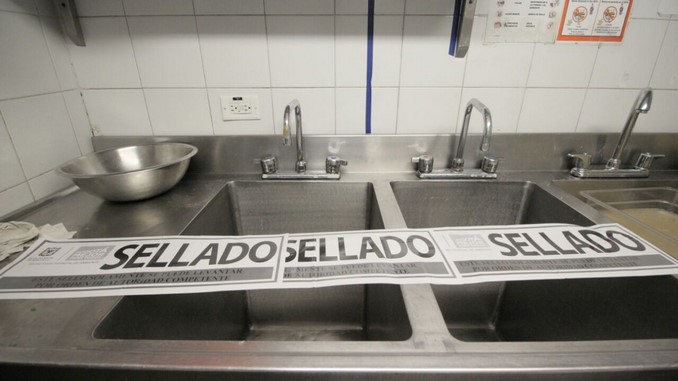 Sellan cuatro restaurantes de un centro comercial de Bogotá por contaminar dos humenadales