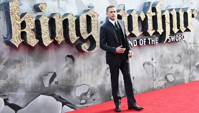 El actor británico Charlie Hunnam posa en la alfombra roja el 10 de mayo de 2017, durante el estreno europeo de la película "King Arthur: Legend of the Sword". EFE