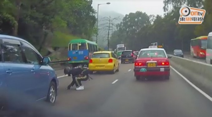 Salva la vida de un gato/ Captura tomada de Facebook: 港。故