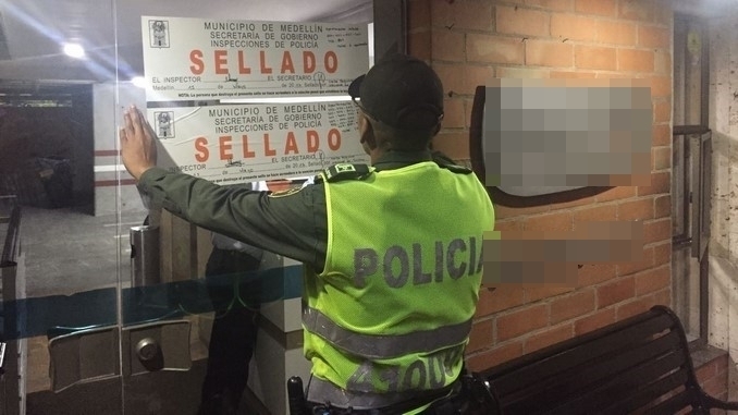 FOTOS: Sellan edificio de apartamento en el que prestaban hotelería informal en El Poblado 2 Restaurantes y apartamentos sellados por la Policía.