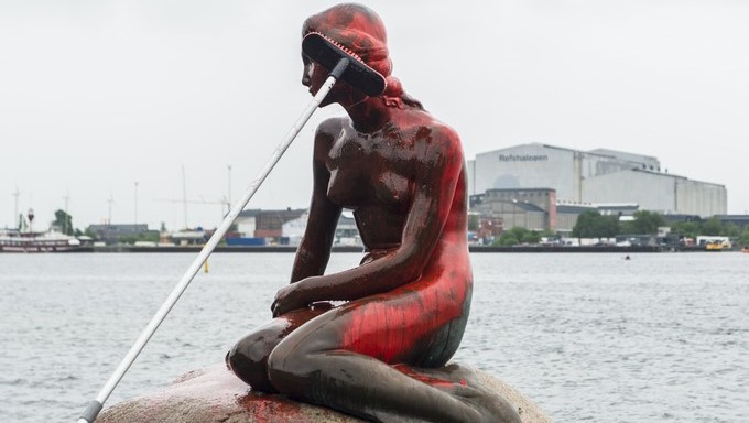 Vista de la Sirenita cubierta de pintura roja en Copenhague (Dinamarca). EFE