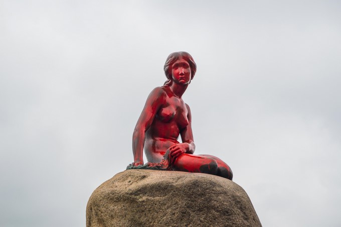 Vista de la Sirenita cubierta de pintura roja en Copenhague (Dinamarca). EFE