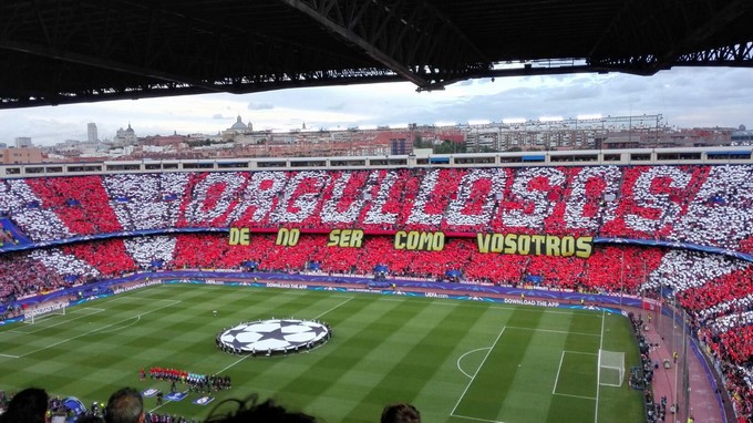 El Vicente Calderón responde al tifo del Madrid con esta frase