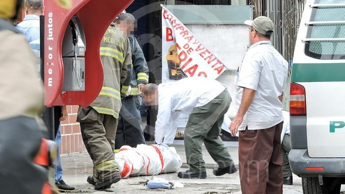 Un toro mató a un hombre dentro de un camión en el barrio Naranjal.