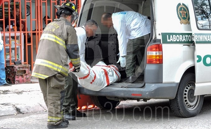 Un toro mató a un hombre dentro de un camión en el barrio Naranjal.