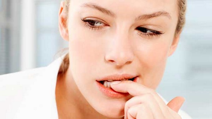 Mujer mordiéndose las uñas/ Tomada de piensaseguro.info