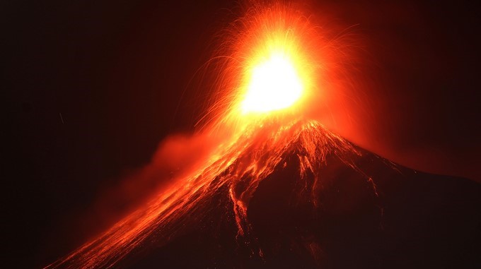 FOTO: En plena erupción, captaron la bella y a la vez atroz ‘sonrisa’ del volcán