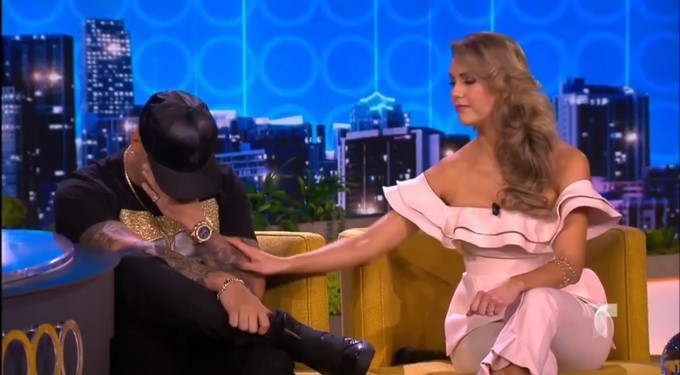 Wisin rompe en llanto durante el programa de Don Francisco/ Tomada de Youtube: UrbanoVideosTV