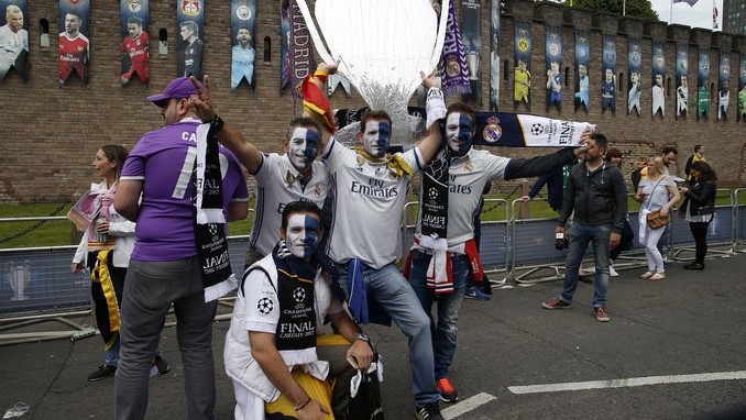 Aficionados de Real Madrid y Juventus cubren las calles de Cardiff