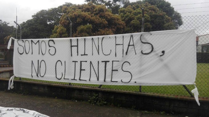 La sede administrativa de Atlético Nacional amaneció con carteles contra precios del abono 6 carteles abonos sede nacional