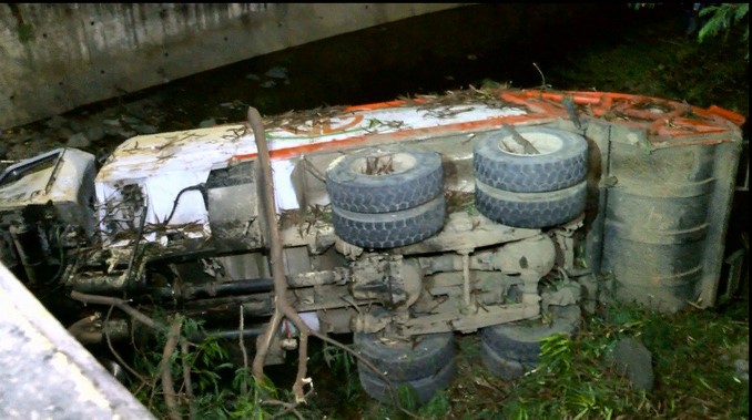 Accidente camión de basuras en Yumbo