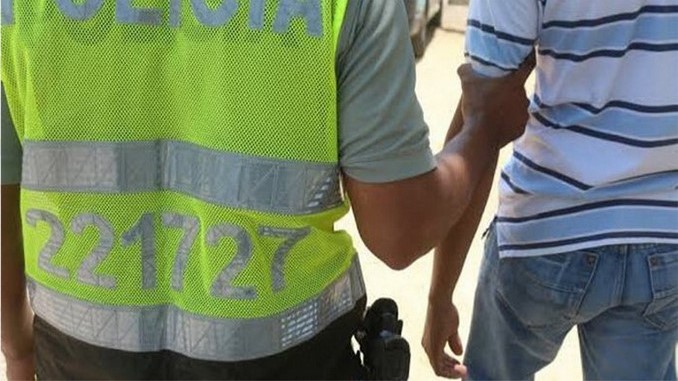 Adolecente_policia