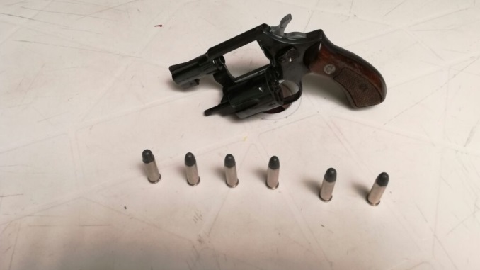 FOTOS: Capturadas dos mujeres armadas en Robledo y San Antonio de Prado 4 Arma_de_Fuego_revolver