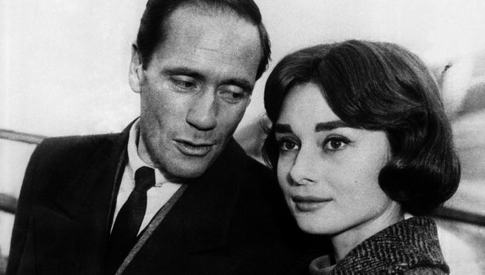 Los actores Audrey Hepburn y Mel Ferrer, a su llegada a Londres para asistir al estreno de la película Guerra y Paz, basada en la novela homónima de Tolstoi, en 1956. EFEArchivo