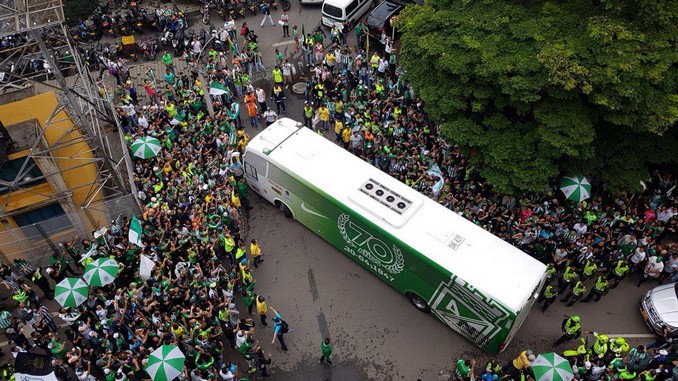 VIDEO. Así reciben los hinchas al Nacional a su llegada al estadio 2 Bus Nacional 3