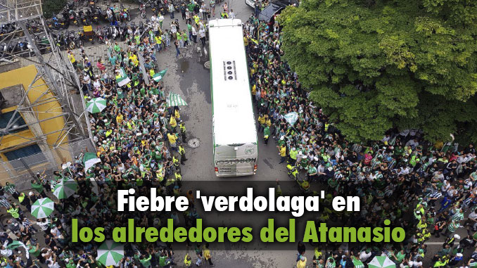Multitudinario recibimiento a Nacional en el Atanasio previo al entrenamiento 1 Bus Nacional