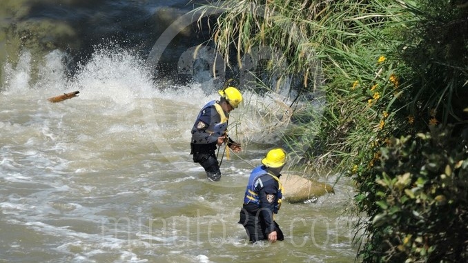 FOTOS: Bomberos recuperaron cadáver de las aguas del río Medellín 8 Búsquda de cuerpo en el río Medellín