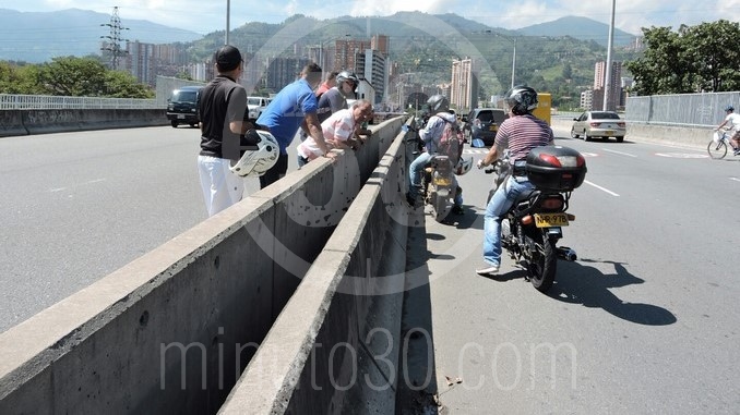 FOTOS: Bomberos recuperaron cadáver de las aguas del río Medellín 10 Búsquda de cuerpo en el río Medellín