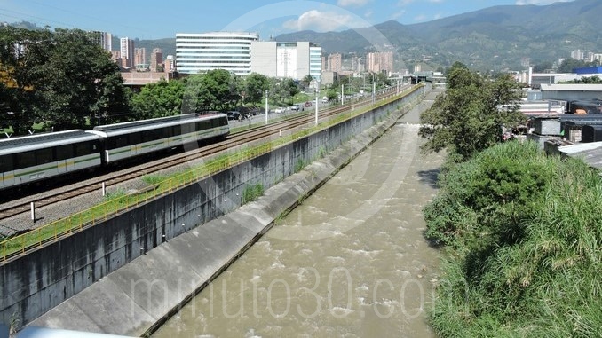 FOTOS: Bomberos recuperaron cadáver de las aguas del río Medellín 3 Búsquda de cuerpo en el río Medellín