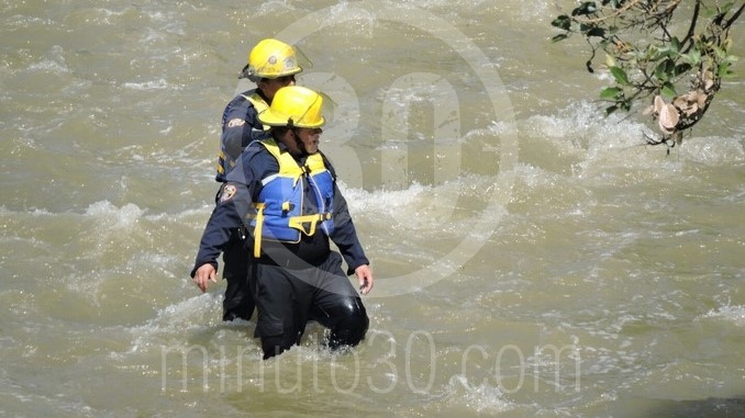 FOTOS: Bomberos recuperaron cadáver de las aguas del río Medellín 2 Búsquda de cuerpo en el río Medellín